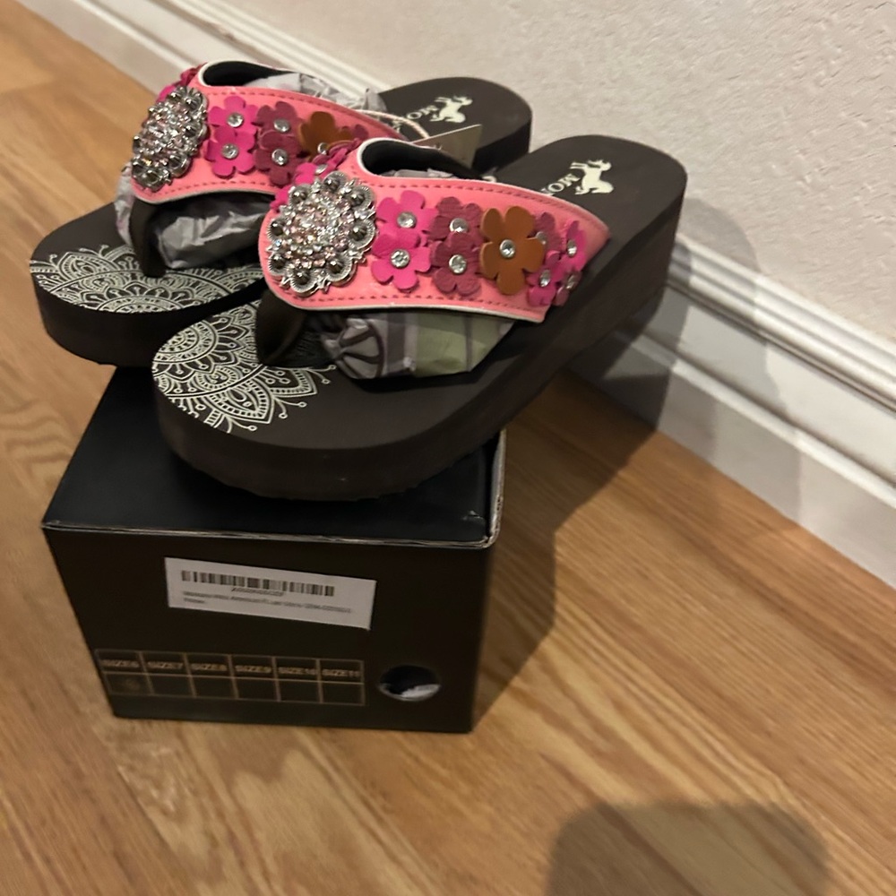 Montana West Flip Flops size 6